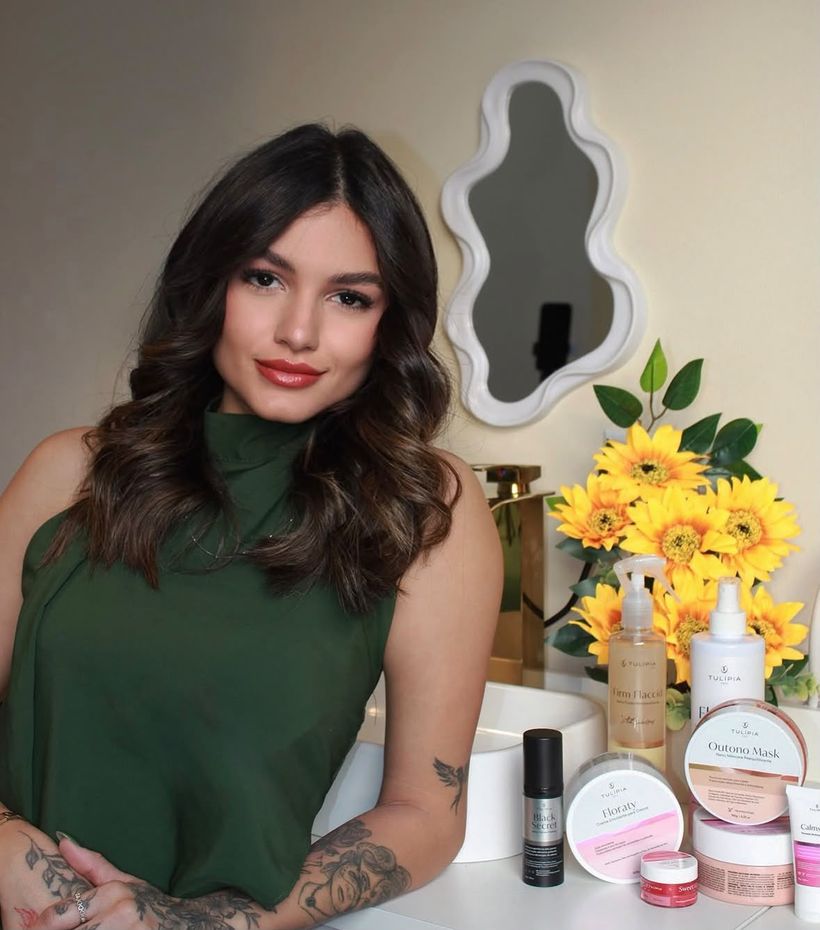 Dra. Bruna Mendes na bancada com dermocosméticos